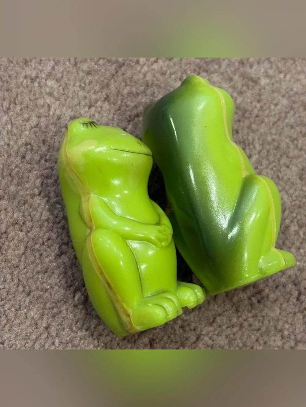 Vintage Anthropomorphic Green Frog Plastic Salt & Pepper Shakers Kitsch Cottage